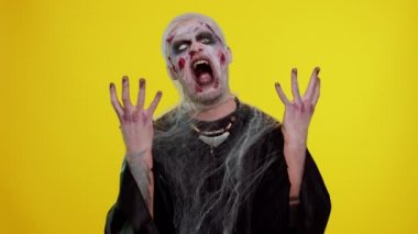 Cadılar Bayramı kostümlü uğursuz adam yaralı suratlı çılgın zombi bağırıyor, bağırıyor.