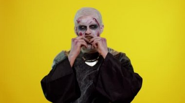 Kanlı suratlı ürkütücü adam, Cadılar Bayramı zombisi geleceğin teknolojisini kullanarak altın paralar kustu.