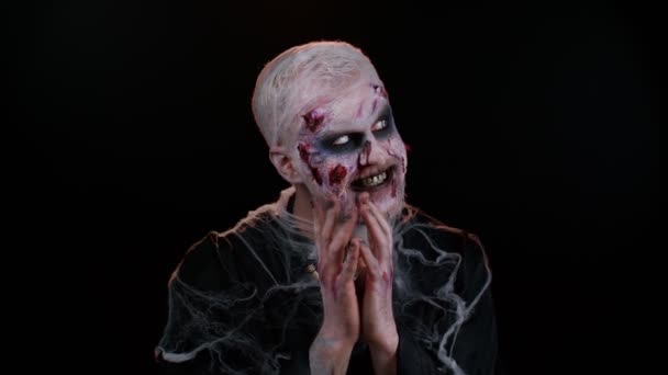 Хитрый, хитрый зомби-человек на Хэллоуин, планирующий злой план, обдумывающий хитроумную идею злодея, розыгрыши — стоковое видео