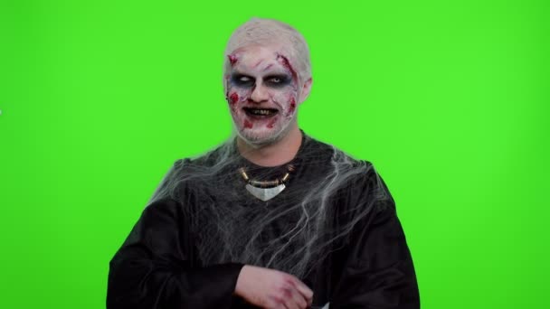 Alegre espeluznante hombre Halloween zombi haciendo caras, mira a la cámara, sonríe terriblemente con los dientes sucios — Vídeos de Stock