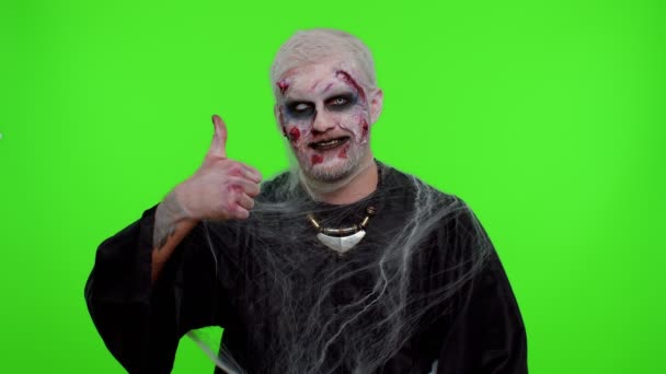 Złowieszczy człowiek Halloween zombie podnosi kciuki w górę zgadza się z czymś lub daje pozytywną odpowiedź, lubi — Wideo stockowe