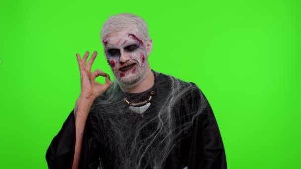 Homem assustador Halloween zumbi mostrando Ok gesto, como sinal positivo algo bom, sorri terrivelmente — Vídeo de Stock