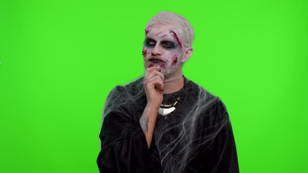 Inspirerad Halloween galen zombie man pekar finger upp med öppen mun, visar Eureka gest — Stockvideo