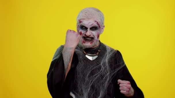 Zombie asustadizo hombre de Halloween celebrar el éxito ganar grito se regocija haciendo gesto manos ganadoras decir Sí — Vídeos de Stock