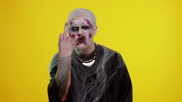 Επιθετικό Halloween zombie άνθρωπος δείχνει γύρω από τα μεσαία δάχτυλα, διαδήλωση αγενής χειρονομία — Αρχείο Βίντεο