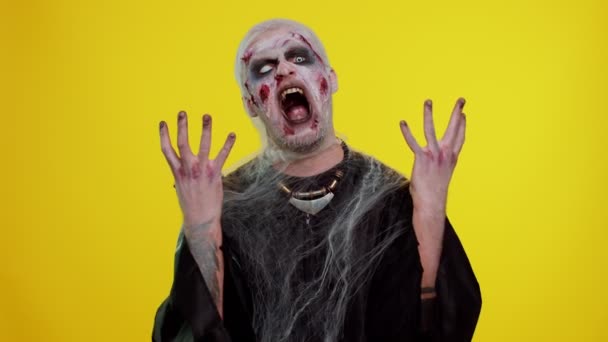 Zlověstný muž v kostýmu šíleného Halloweena zombie s krvavými jizvami tvář křičí, křičí — Stock video