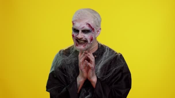 Sneaky astuto zombi hombre de Halloween tramando plan malvado, pensando en idea villano tortuoso, bromas — Vídeos de Stock