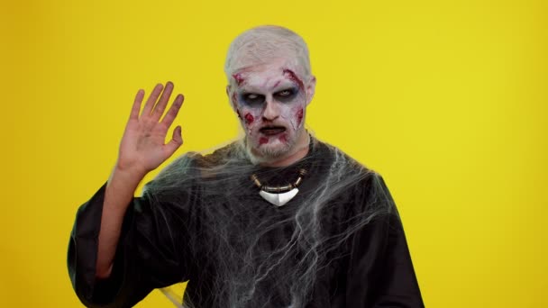 Espeluznante hombre zombi de Halloween sonriendo amigable saludando o despidiéndose, dando la bienvenida — Vídeos de Stock