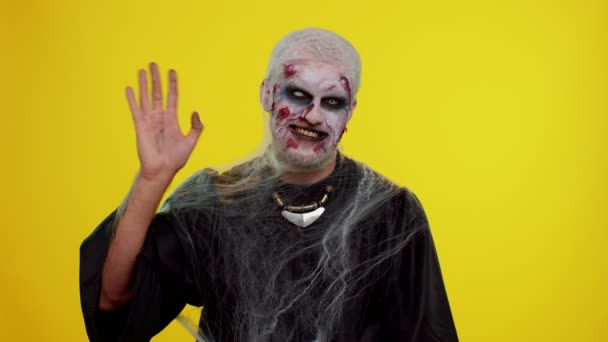 Effrayant Halloween zombie homme souriant amical agitant les mains geste bonjour ou au revoir, accueillant — Video