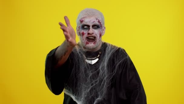 Расстроенный зомби Хэллоуина, поднимающий руки в возмущении, ссорящийся, спрашивающий причину конфликта — стоковое видео