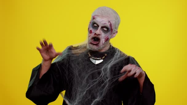 Sinistere man eng Halloween zombie het maken van speelse domme gezichtsuitdrukkingen grimmig geklooi rond — Stockvideo