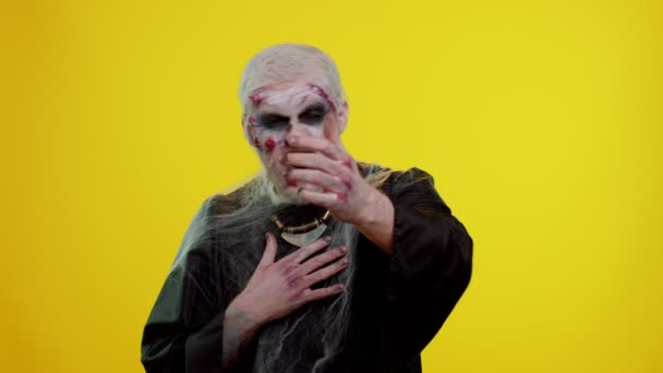 Зомби-человек Хэллоуина, указывающий пальцем на камеру, громко смеющийся, смеющийся, смеющийся, смешная шутка — стоковое видео