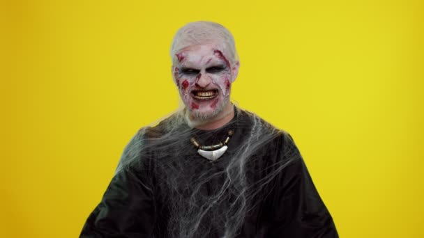 Zombie man met make-up met valse wonden littekens tonen gouden Bitcoins, mijnbouw btc cryptogeld — Stockvideo