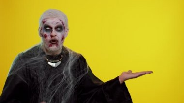 Cadılar Bayramı zombisi, ticari metin logosu için boş bir yeri işaret ediyor.