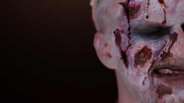 Zombi adam makyajla yüzleşir yaralarla ve beyaz lenslerle kan akar ve yüzüne damlar.