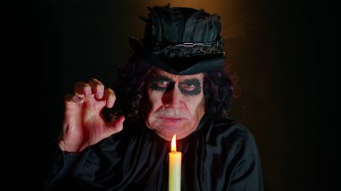 Cadılar Bayramı stil cadı makyajlı ürkütücü olgun adam büyükbaba vudu büyüsü ritüelleri yapıyor.