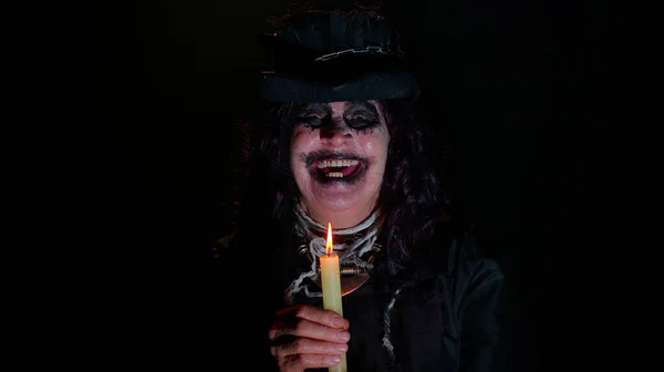 Gruselige reife Frau Großmutter mit Halloween stilvolle Hexe Make-up macht Voodoo magische Rituale — Stockfoto