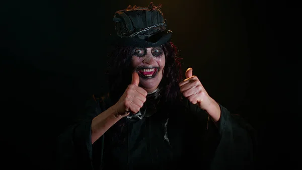 Finstere reife Frau Großmutter mit Halloween stilvolle Hexe Make-up feiern Sieg jubelt sagen Ja — Stockfoto