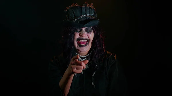 Przerażająca babcia z Halloween stylowy makijaż czarownica wskazując palcem do kamery, śmiech — Zdjęcie stockowe