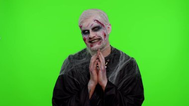 Sinsi kurnaz zombi Cadılar Bayramı adamı şeytani bir plan yapıyor sinsi kötü adam fikrini düşünüyor, eşek şakaları yapıyor.