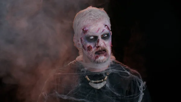 Homem assustador com maquiagem ferida sangrenta de zumbi de Halloween, expressões de susto facial, convulsões — Fotografia de Stock