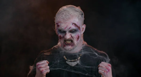 Τρομακτικός άνθρωπος με το αποκριάτικο ζόμπι τραυματισμένο μακιγιάζ, εκφράσεις τρόμου προσώπου, σπασμοί — Φωτογραφία Αρχείου