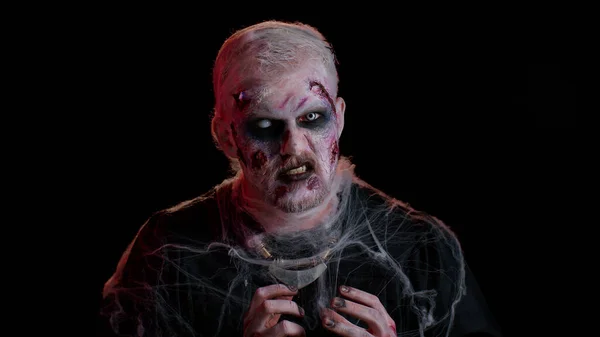 Страшный человек с хэллоуинским зомби-нежити кроваво раненым макияжем на лице, напуганный полицейскими лигами — стоковое фото
