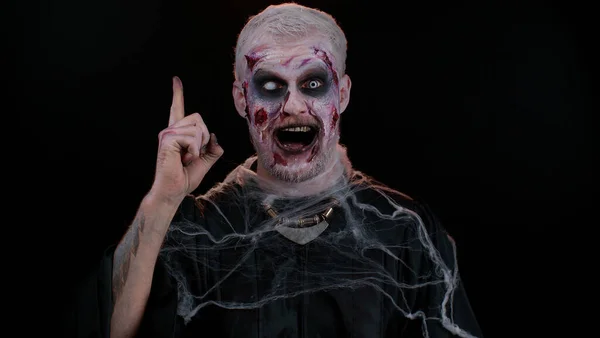 Geïnspireerd Halloween gekke zombie man wijzende vinger met open mond, tonen Eureka gebaar — Stockfoto