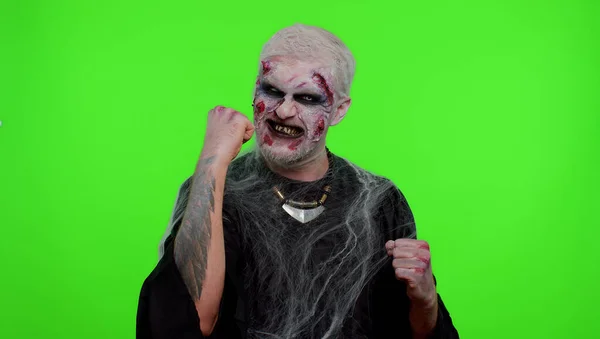 Zombie espeluznante Halloween hombre celebrar el éxito ganar grito se regocija haciendo el gesto de manos ganadoras decir Sí —  Fotos de Stock