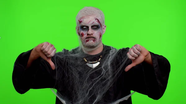 Homem assustador Halloween zumbi mostrando polegares para baixo sinal gesto, desaprovação, insatisfeito, desgosto — Fotografia de Stock