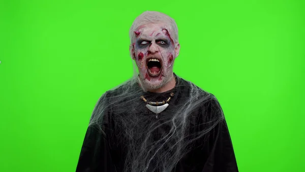 Cadılar Bayramı kostümlü uğursuz adam yaralı suratlı çılgın zombi bağırıyor, bağırıyor. — Stok fotoğraf