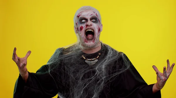 Cadılar Bayramı kostümlü uğursuz adam yaralı suratlı çılgın zombi bağırıyor, bağırıyor. — Stok fotoğraf