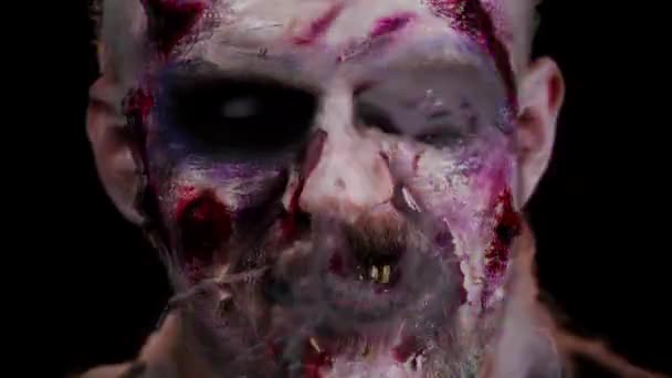 Omul sinistru cu oribil înfricoșător machiaj zombi de Halloween în convulsii care fac fețe încercând să sperie — Videoclip de stoc