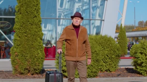 Senior nonno turista andare al terminal aeroportuale internazionale per l'imbarco in aereo per viaggiare — Video Stock