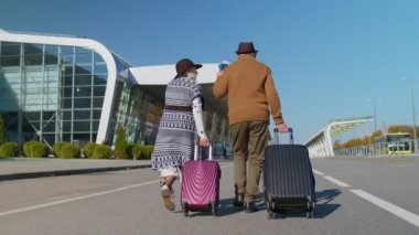 Yaşlı emekli turistler, büyükannem, büyükbabam valizlerle havaalanı salonuna geç kaldı.