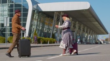 Yaşlı koca karısı, uzun bir ayrılıktan sonra havaalanı terminalinde toplanan turistleri emekli etti.