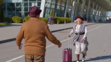Yaşlı koca karısı, uzun bir ayrılıktan sonra havaalanı terminalinde toplanan turistleri emekli etti.