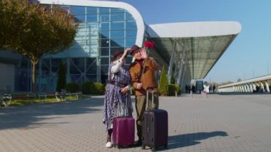 Yaşlı koca eşi havaalanı yakınlarındaki turistleri emekliye ayırdı.
