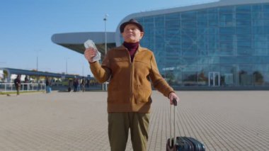Yaşlı, emekli, turist dedesi havaalanı yakınlarında yaşıyor.