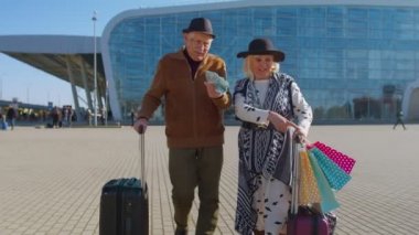 Son sınıf zengin emekli turistler ellerinde dolar paralarıyla tatilden kalma çantalarla dolaşıyorlar.