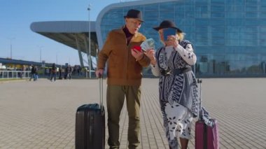 Yaşlı, zengin, emekli, turist büyükanne, büyükbaba havaalanı yakınlarında kalıyor.