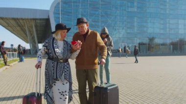 Hırsız, havaalanı yakınlarındaki yaşlı çift emekli turistlerin cebinden dolar çaldı.