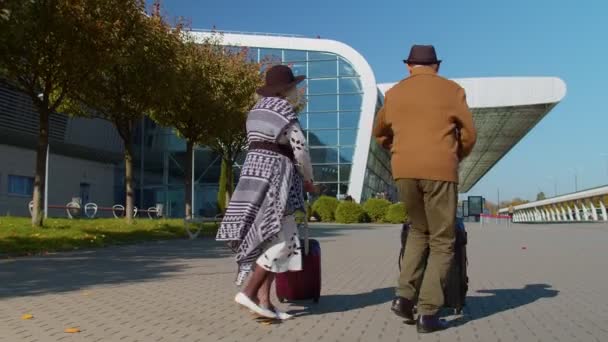 Abuela de la familia abuelo caminando con maletas de equipaje a la sala del aeropuerto, celebrar el baile — Vídeo de stock