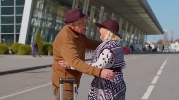 Starší starý manžel manželka důchodci turisté setkání v terminálu letiště po dlouhém odloučení — Stock video