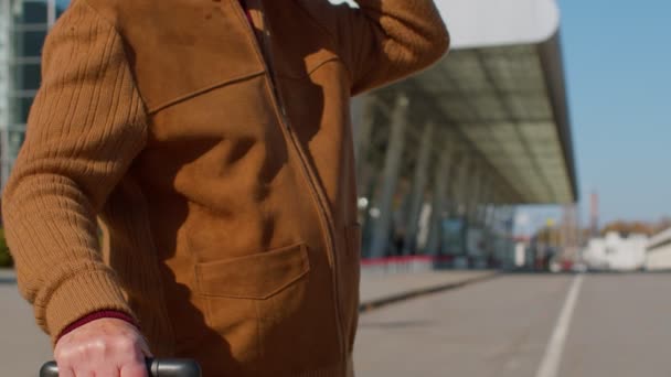 Портрет старшего пенсионера туриста дедушки пребывания вблизи аэропорта зал ожидания самолета, путешествия — стоковое видео