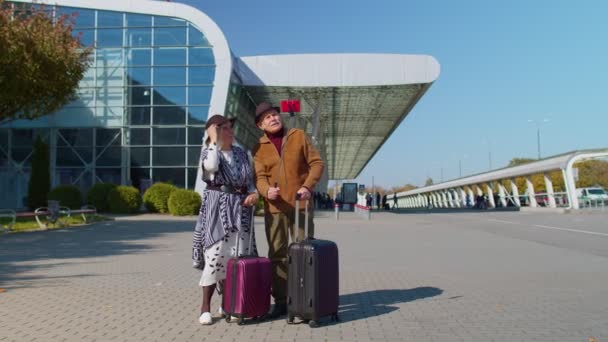 Senior nyugdíjas turisták nagymama nagypapa használja a mobiltelefont, hogy szelfi vlog repülőtér közelében — Stock videók