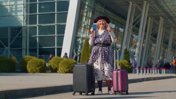 Senior pensioner tourist grandmother stay near airport hall celebrate success win winner gesture — Stock Video