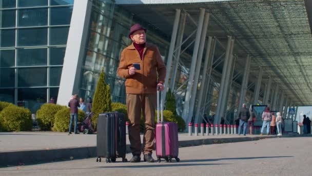 Elderly retired man tourist near airport terminal celebrating success, winning and goal achievemen — Stock Video