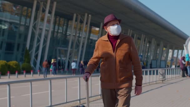 Avô turístico aposentado sênior vestindo máscara protetora, evitar coronavírus perto do aeroporto — Vídeo de Stock