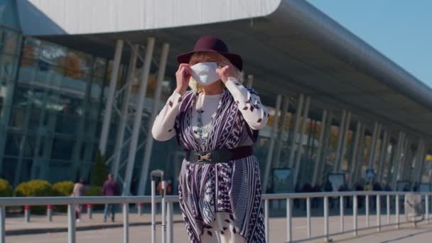 Pensionato anziano nonna turistica indossa maschera protettiva viso, evitare coronavirus vicino all'aeroporto — Video Stock